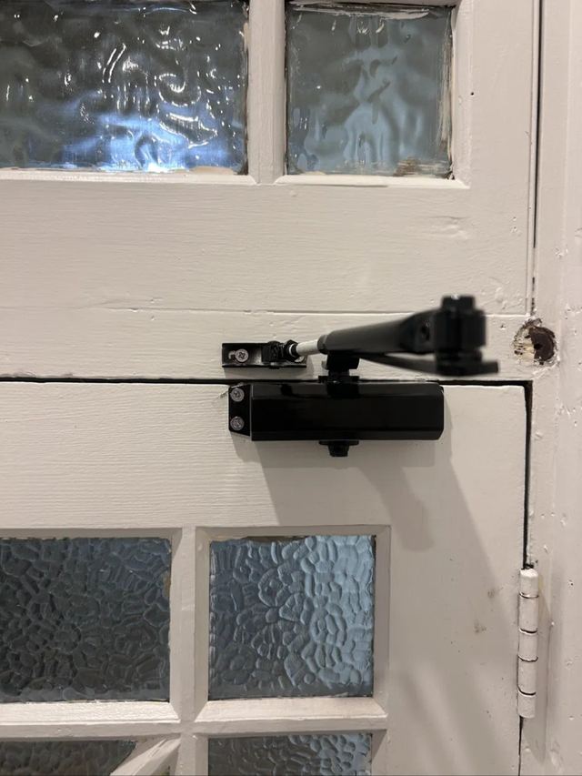 Door closer fitted and adjusted on a heritage door